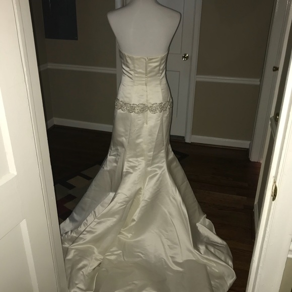 Beautiful wedding dress - Picture 3 of 8